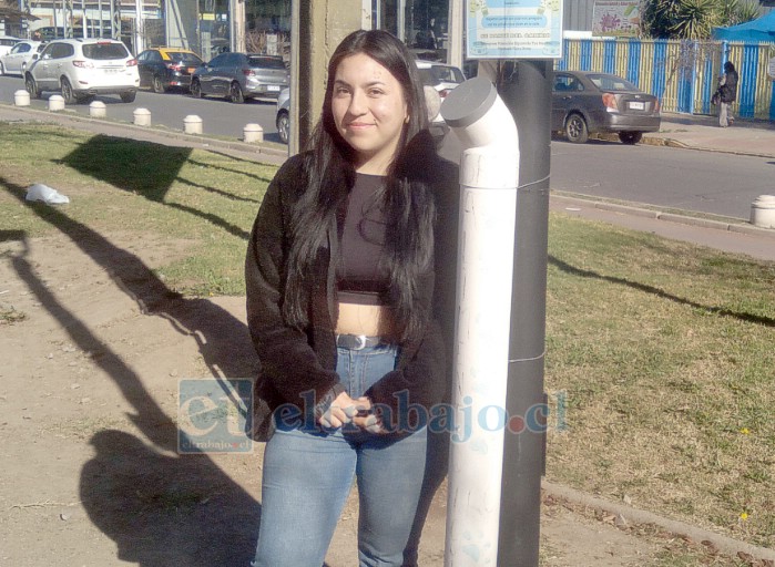 ‘Tiare Drew’ junto a uno de los comederos instalados en la alameda de Avenida Yungay.