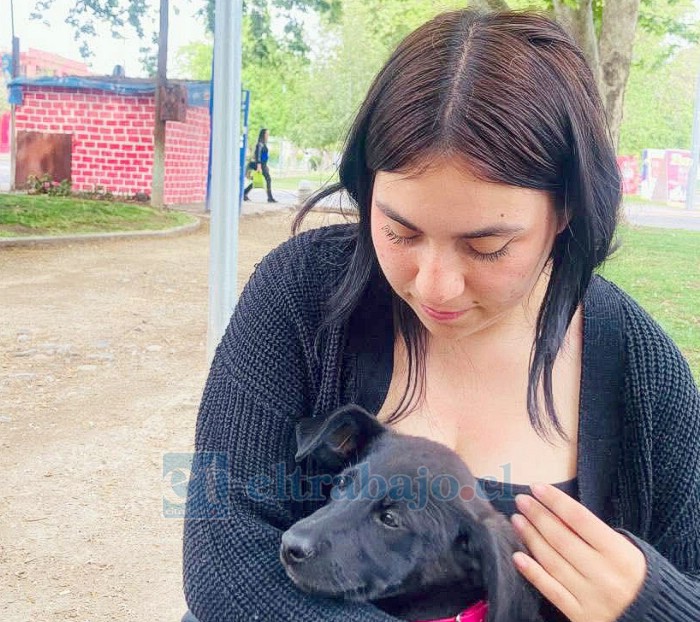 Tiare Fernández junto a uno de los perritos que ayuda.