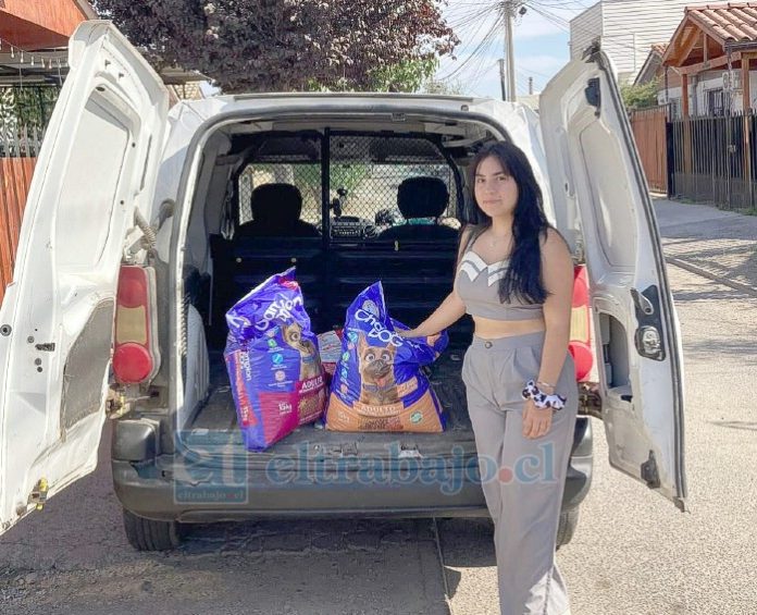 Tiare con la carga lista de alimentos para los perritos.