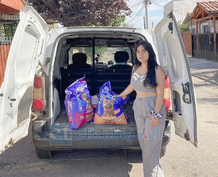 Tiare con la carga lista de alimentos para los perritos.