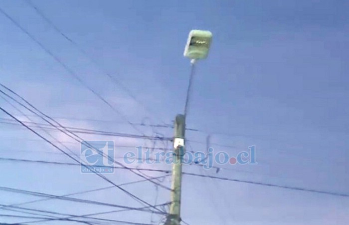 Uno de los postes con falta de luminosidad en calle Artemón Cifuentes.