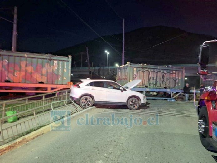 Automóvil SUV fue impactado por el Tren Metalero este jueves.