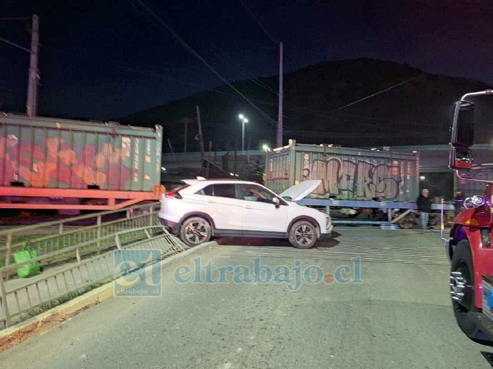 Automóvil SUV fue impactado por el Tren Metalero este jueves.