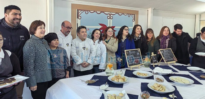 Durante la jornada, la ministra junto a autoridades locales, compartió con alumnas del área Técnico Profesional del liceo, específicamente de la especialidad de Gastronomía.