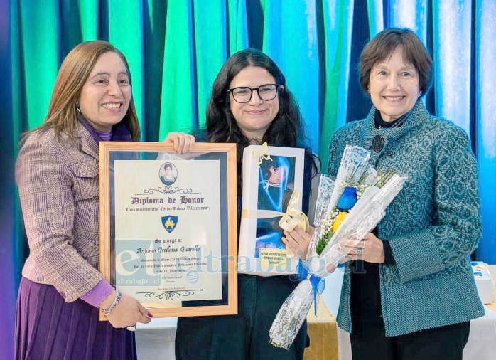 La directora del LCU Wilta Berríos, la ministra Antonia Orellana y la alcaldesa Carmen Castillo, durante la visita al establecimiento educacional.
