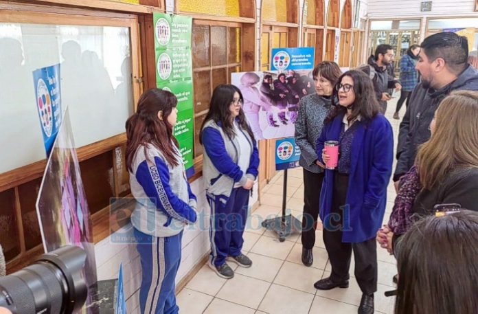 La ministra fue recibida por estudiantes del Liceo Corina Urbina, quienes le dieron una cálida bienvenida a su establecimiento.