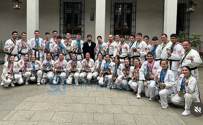 Los campeones mundiales de artes marciales de Chile reunidos con el Presidente Gabriel Boric.