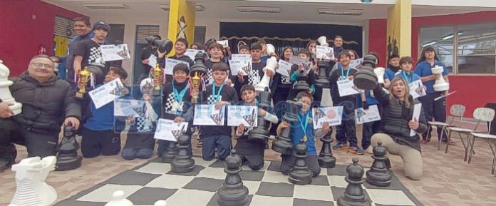 Todos los ganadores juntos a sus profesores y respectivos diplomas.