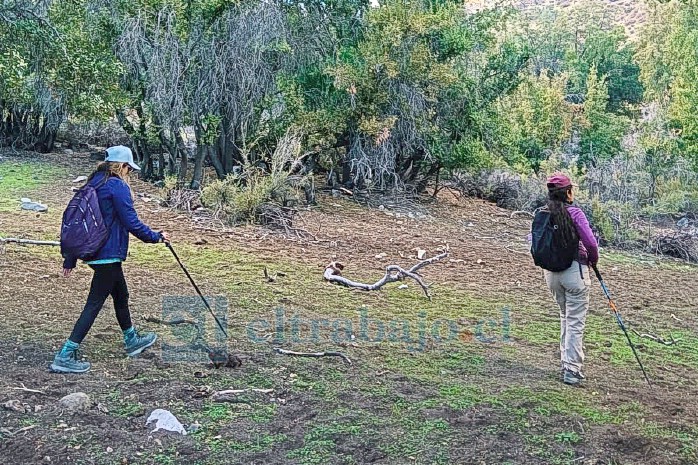 Integrantes del Club RCC en una de sus salidas anteriores, disfrutando del paisaje cordillerano de la comuna.