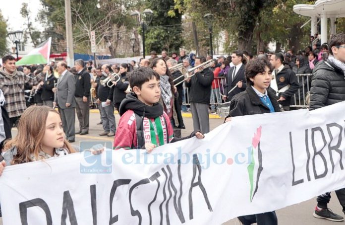 Niños de la Comunidad Árabe sostienen un lienzo con la tradicional lectura ‘Palestina Libre’ (Foto: Municipalidad de San Felipe).