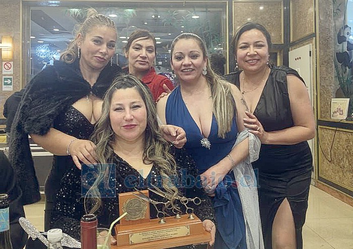 La peluquera y docente sanfelipeña, Jessica Rodríguez, junto a algunas de sus alumnas mostrando el reconocimiento ‘Tres Tijeras de Oro’.