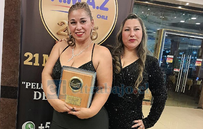 Norma Contreras, premiada como Mejor Alumna del Año, junto a su profesora.