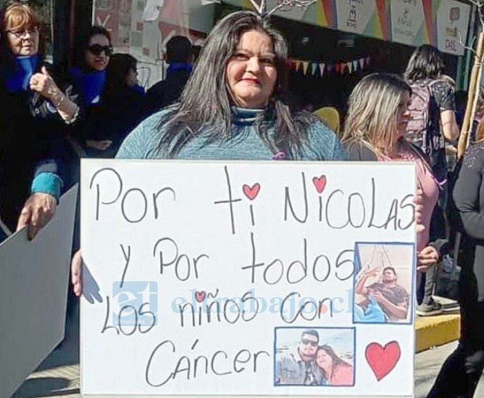 Una madre ‘luchona’, acá con un cartel por su hijo y todos los niños de con cáncer.