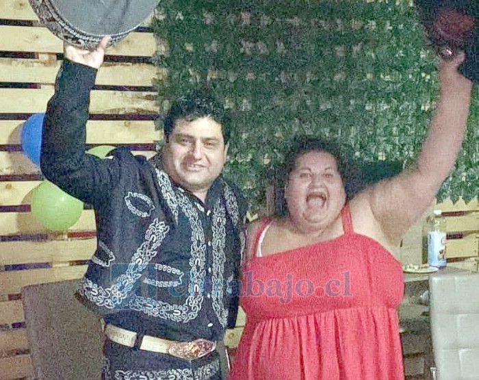 Una imagen de lo que era Lorena, alegre junto a un charro.