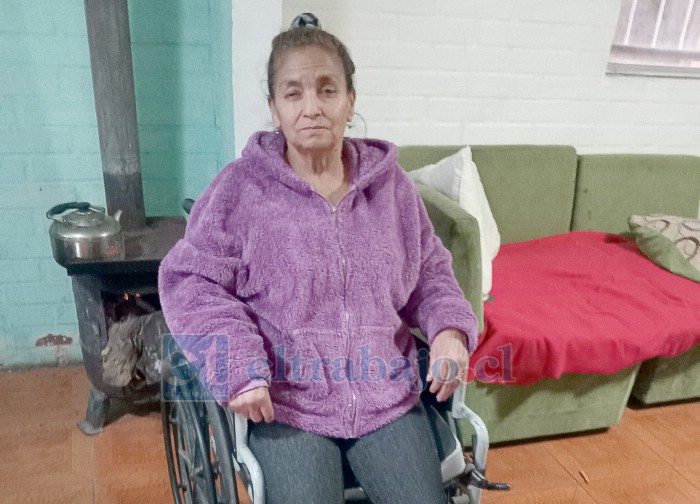 María Isabel Otárola Segovia, en su silla de ruedas afectada por diabetes.
