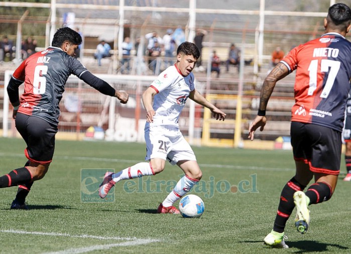 Pablo Rodríguez trata de accionar ante jugadores nortinos (Foto: Jaime Gómez Corrales).