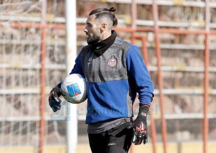 Paulo Garcés en uno de los entrenamientos del Uní Uní en el Municipal.