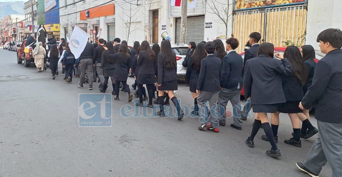 La imagen de la virgen seguida por más de una veintena de estudiantes. 