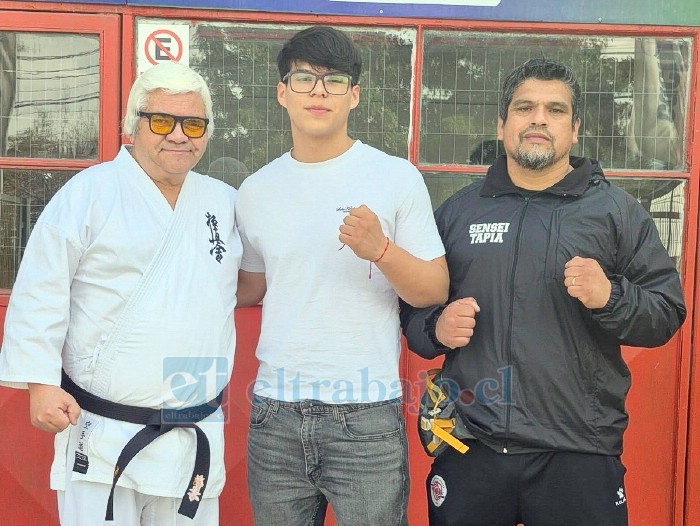Sensei Nelson Leiva; Sempai Ian Tapia, Campeón Mundial Karate Kyokushin Juvenil (2025); y su padre Guillermo Tapia, del Kwu Dojo El Monte.