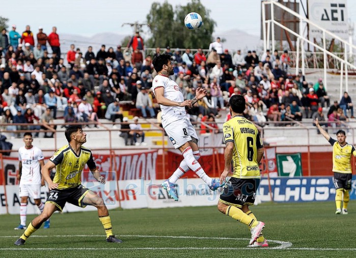 El zaguero central Jonathan Ferrari, se impone en el juego aéreo a los delanteros canarios (Foto: Jaime Gómez Corrales).