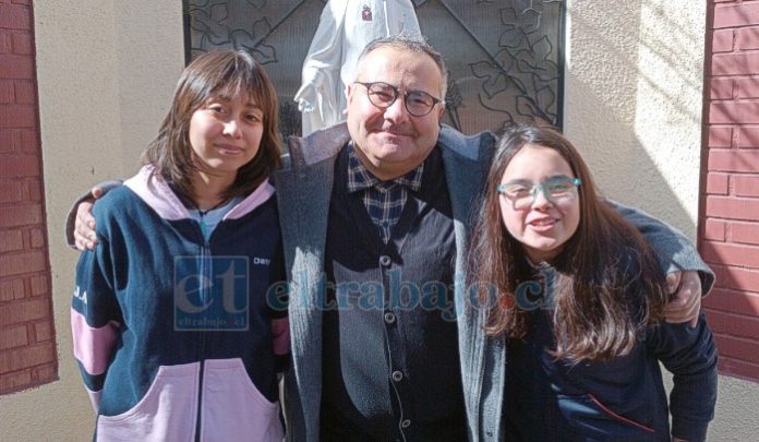 Daniela, el profesor Guillermo Quijanes y Laura, jugadoras de ajedrez del Colegio Santa Juana de Arco.