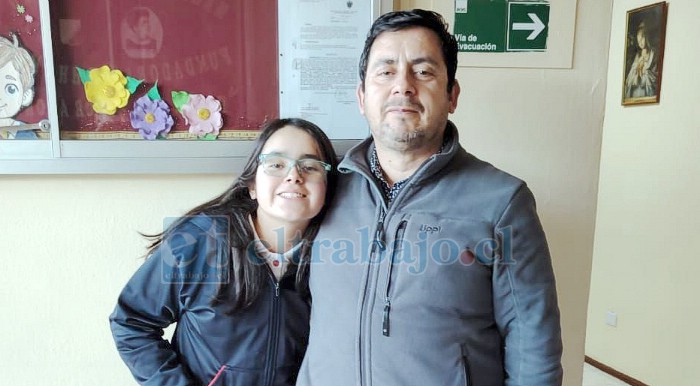 Laura junto a su padre, que la ha apoyado constantemente, llevándola a participar fuera de San Felipe.