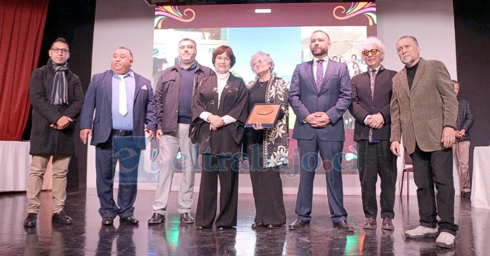 Marcela Brito recibiendo su reconocimiento como Hija Ilustre de San Felipe.