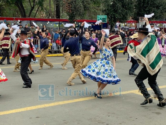 Los tradicionales pies de cueca no faltaron en la plaza de armas.