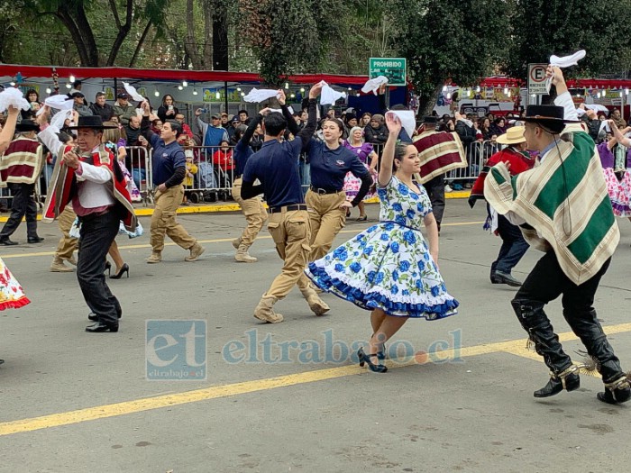Los tradicionales pies de cueca no faltaron en la plaza de armas.