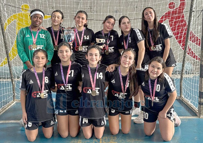 El equipo Sub-14 Damas del Liceo Corina Urbina de San Felipe.