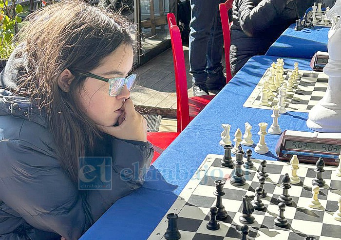 Laura pensando qué jugada hacer.