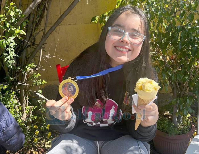 Laura disfrutando su medalla junto a un merecido helado.