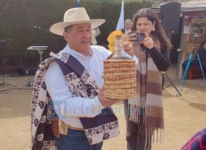 Don José Toro Parras durante la entrega de su tradicional chicha criolla.