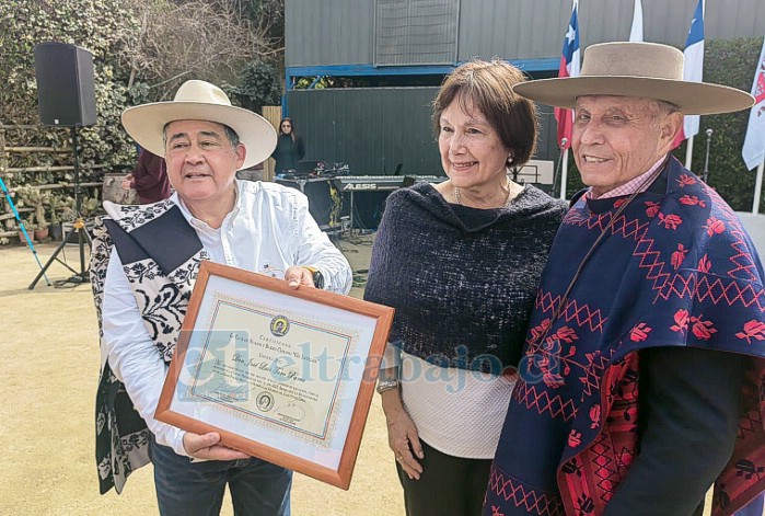 La alcaldesa Carmen Castillo junto a don José Toro y Rodolfo Fernández, presidente del Club de Huasos Gil Letelier.