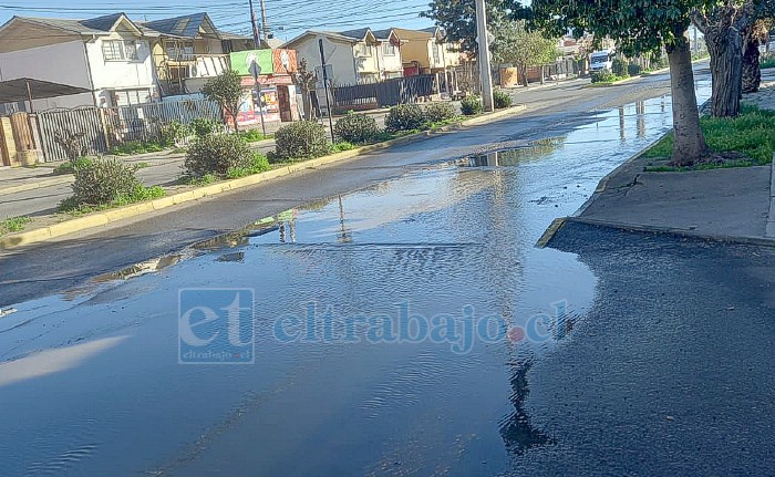 Agua corriendo por Villa La Estancia, colindante a Villa El Señorial.