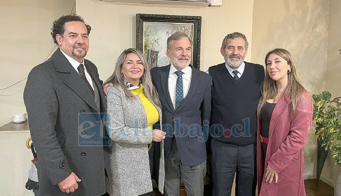 De izquierda a derecha: Cristian Espinoza Medel, director del Colegio de Abogados de Aconcagua; Pamela Arias Pizarro, tesorera del Colegio de Abogados; Jaime Polloni Contardo, notario; Juan Cortes Michea, presidente del Colegio de Abogados y el actual sucesor del notario Jaime Polloni; y Jexarel Navia Lazo, secretaria del Colegio de Abogados.
