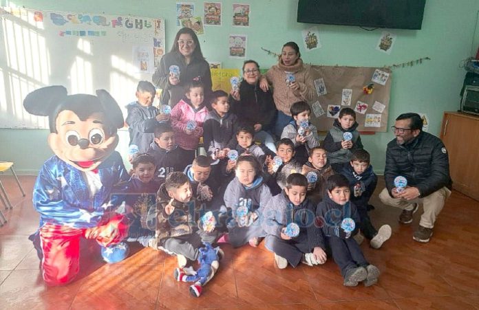‘Rojitas de Amor’ en uno de los establecimientos educacionales.