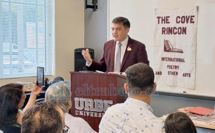 El escritor putaendino presentando sus libros en URBE University in Miami Florida.