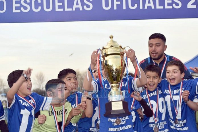 Algunos de los niños felices celebrando su histórica victoria.