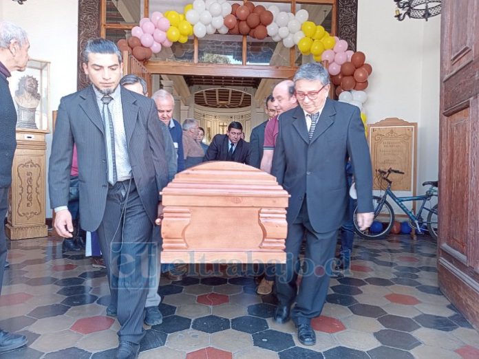 El féretro con los restos de Carlos, saliendo de la Catedral de San Felipe.