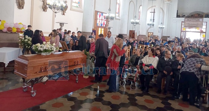 La iglesia llena para despedir al querido Carlos Libbrecht.