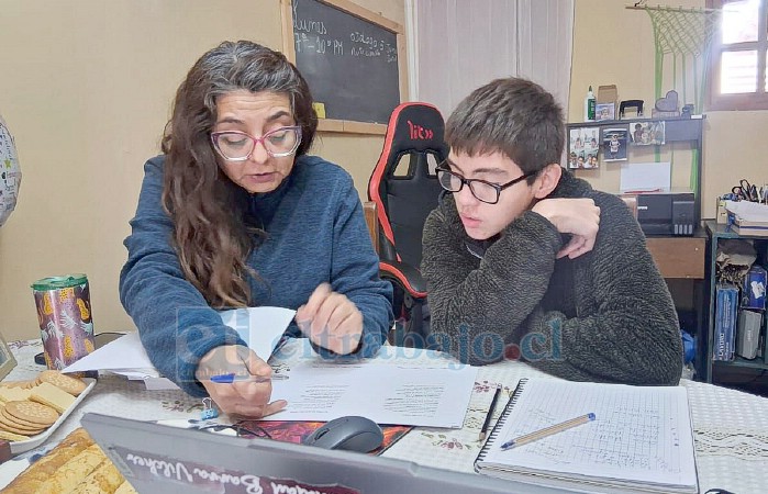 Isaac Yeremy Barra Vilches junto a la escritora Ana Ahumada Espinoza, quien lo está guiando en el proceso de edición.
