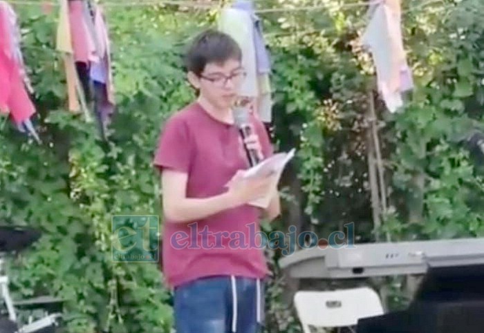 El joven poeta durante una sesión del taller de escritura realizado en el Centro Cultural de San Esteban.
