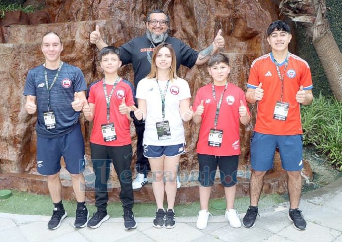 Las jóvenes promesas del karate de nuestra zona, junto a su sensei Juan Oyaneder.