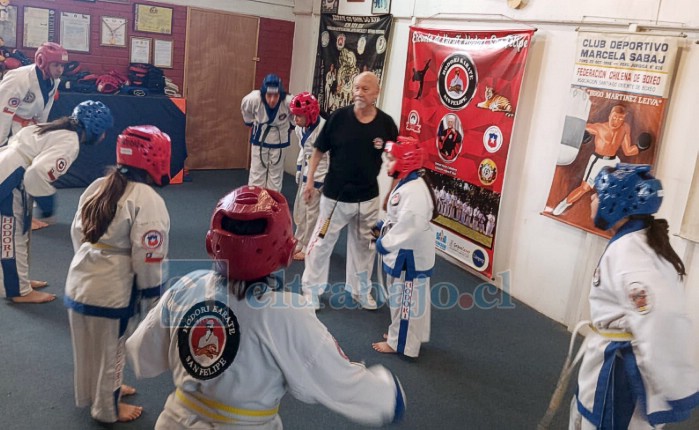 El maestro Víctor Caballero dirigiendo a parte de los integrantes de su academia de artes marciales. 
