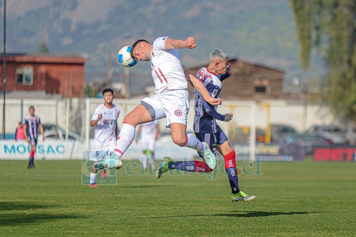El central Facundo Monteseirín, gana por arriba a un delantero recoletano (Foto: Gentileza Jorge Gonzalos).