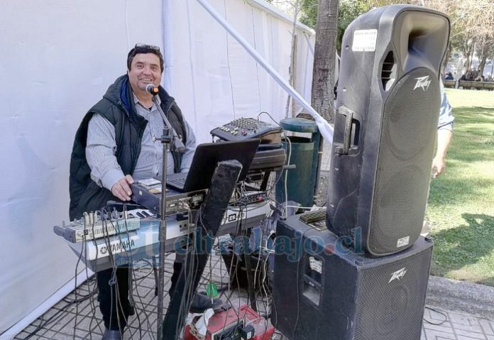 Carlos Libbrecht Vergara, haciendo música, donde era tan conocido en San Felipe.