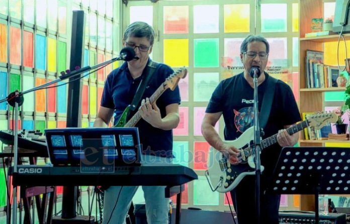 Jorge ‘Koke’ Pulgar y Yuri Heredia, músicos de la banda Peces Voladores.