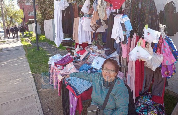 Acá vemos a Olivia junto a su puesto autorizado en calle Santo Domingo, afuera del ‘Liceo de Hombres’.