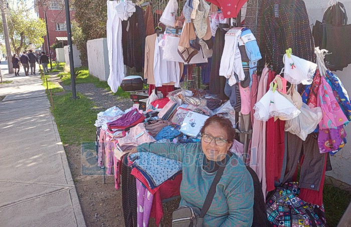 Acá vemos a Olivia junto a su puesto autorizado en calle Santo Domingo, afuera del ‘Liceo de Hombres’.